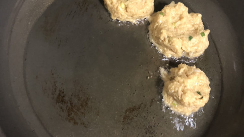 冬吃萝卜饼,锅入一层油 手捏面团 放入锅里 摊成饼状   炸  