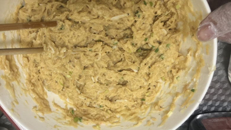 冬吃萝卜饼,加面粉搅拌至糊状即可下锅炸了