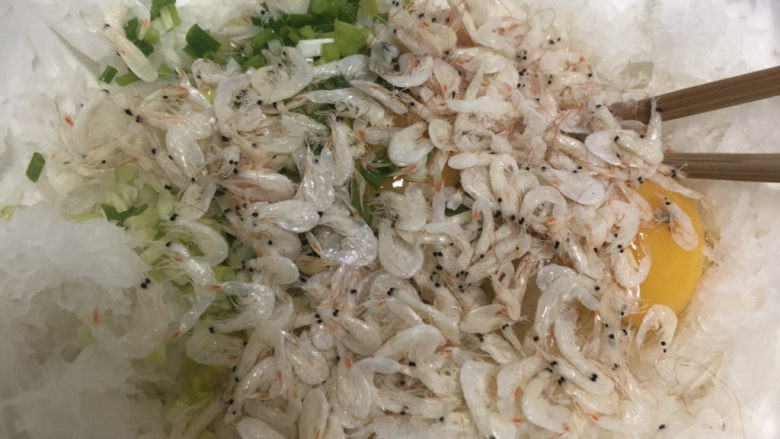 冬吃萝卜饼,加虾仁泥 家里没那条件的 只能加虾皮了
