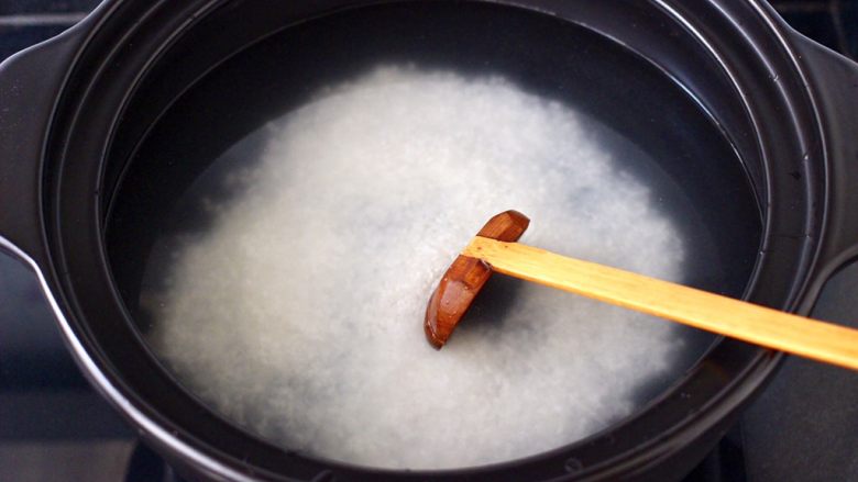 螃蟹青菜辣椒粥,砂锅里倒入适量的清水,放入浸泡后清洗干净的大米。