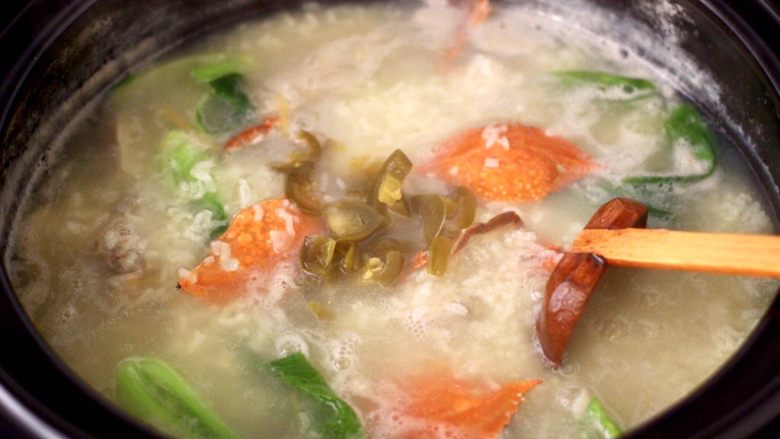 螃蟹青菜辣椒粥,加入切碎的辣椒圈,大火煮沸即可关火。