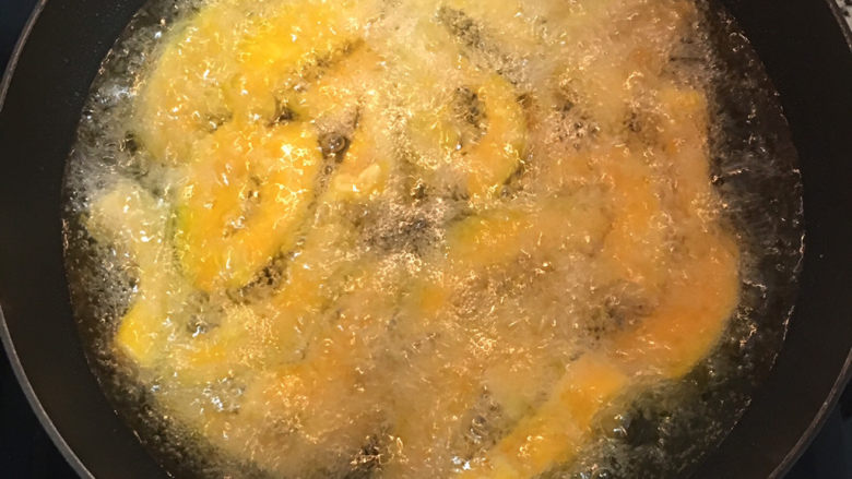 咸蛋黄南瓜,将南瓜放入,大火油炸。