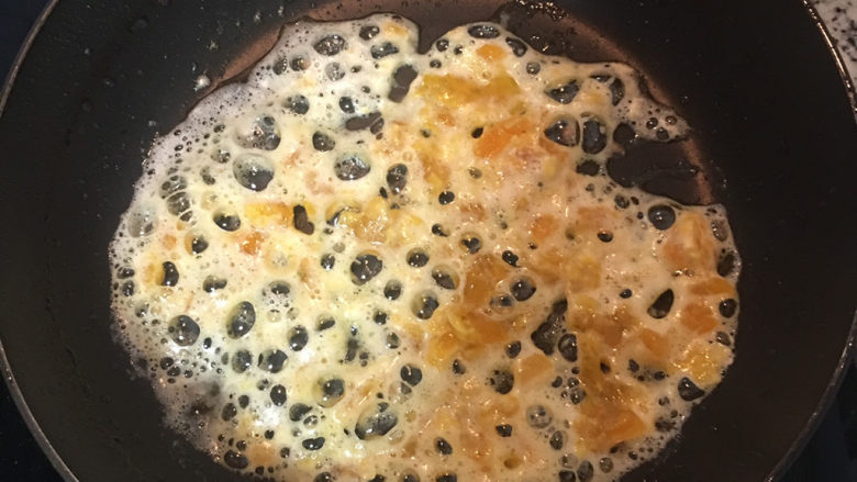 咸蛋黄南瓜,舀一汤匙油回锅里,倒入鲜蛋黄;