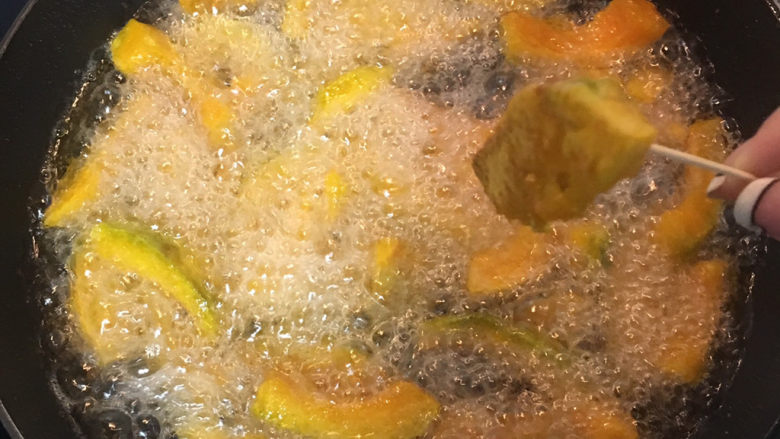 咸蛋黄南瓜,炸到松软,颜色呈鲜黄;
