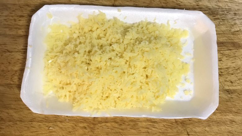 蕃茄肉酱(免加水、免加蕃茄酱),趁着炖煮的时间将切达起司刨好。