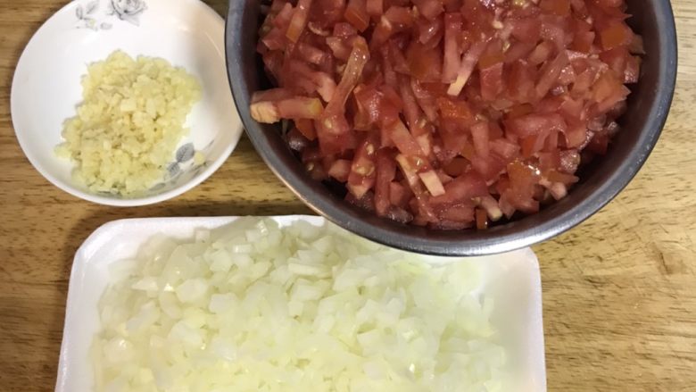 蕃茄肉酱(免加水、免加蕃茄酱),趁炒肉时,可以边将蒜头切末、洋葱和蕃茄切小丁;