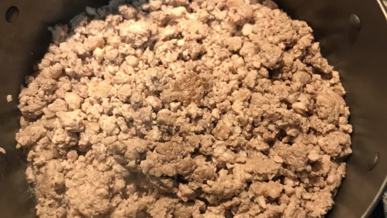 蕃茄肉酱(免加水、免加蕃茄酱),先热锅,不用加油,将所有的绞肉放入锅中并加些黑胡椒粉ㄧ起拌炒变白色后取出备用;