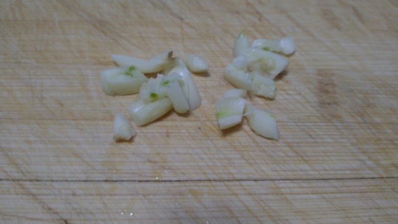 凉拌白萝卜丝、包菜、西红柿,蒜切碎