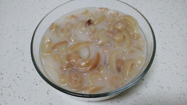 晶莹🐷皮冻,挑出大葱、香叶,搅拌均匀,倒入碗里