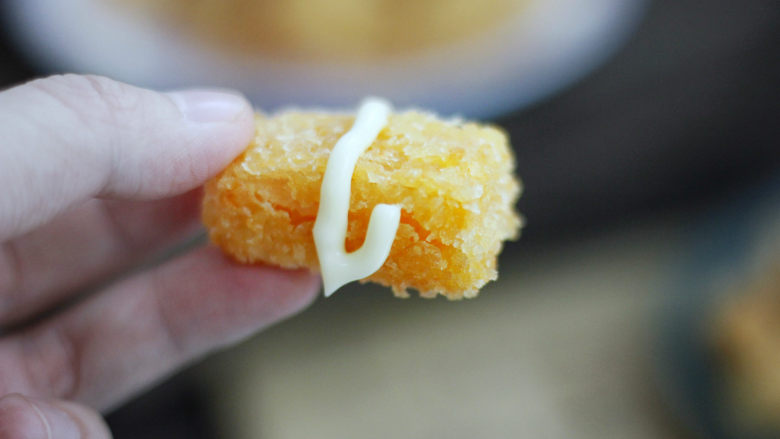 南瓜酥条,不过喜欢加的还是可以加上一起吃。我比较喜欢吃蛋黄酱。一口下去味道是咸咸甜甜的,你们呢?