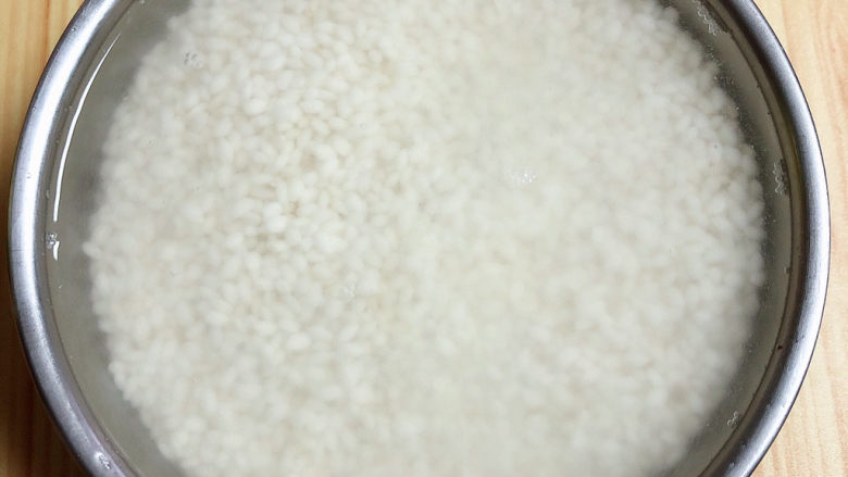糯米南瓜盅,糯米泡好就可以开始制作了。