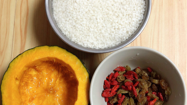 糯米南瓜盅,所有食材准备好,蒸锅中烧水待用。