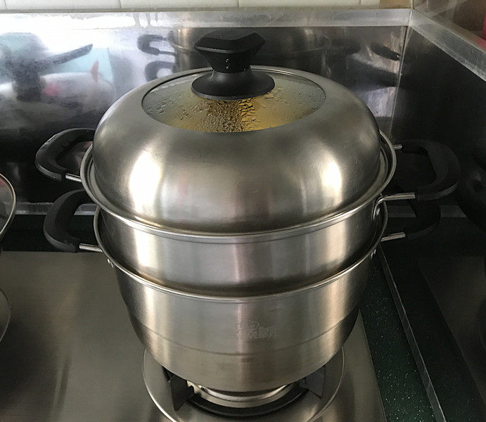 南瓜豆沙馒头,冷水大火开始蒸,上气后转中火再蒸20分钟,关火后焖3分钟再开盖