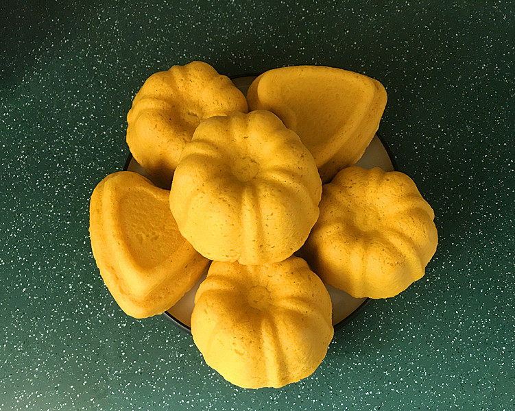南瓜豆沙馒头,戴上隔热手套取出模具,将模具倒扣盘中,一个个南瓜馒头就出来了