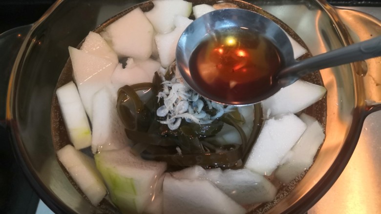 海带冬瓜汤,放入料酒10克