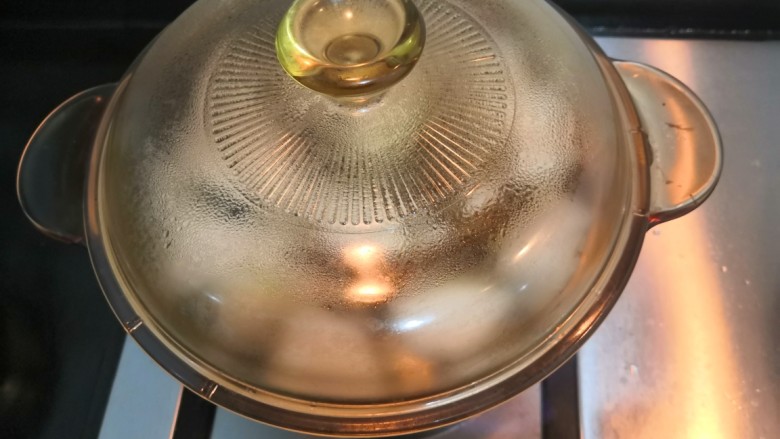 海带冬瓜汤,煮开后,大火烧煮2分钟,关小火焖3分钟