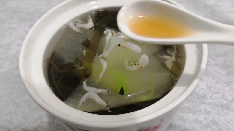 海带冬瓜汤,时间到,盛出,淋上<a style='color:red;display:inline-block;' href='/shicai/ 5506'>麻油</a>
