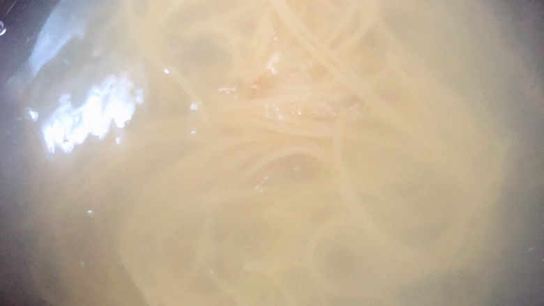 奶油蘑菇意面,煮意面,小火儿煮8-10分钟。