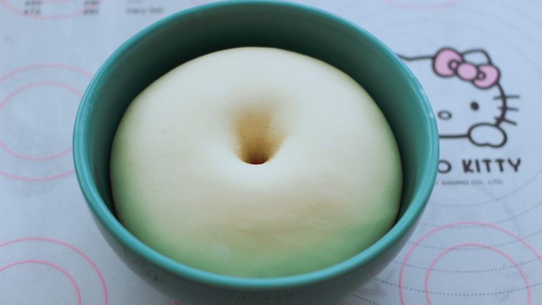 波兰种牛奶吐司,手沾面粉插入面团,不塌陷不回缩即发酵完成。