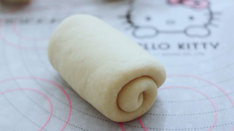 波兰种牛奶吐司,然后把面皮卷三卷,胖乎乎圆滚滚的好可爱。