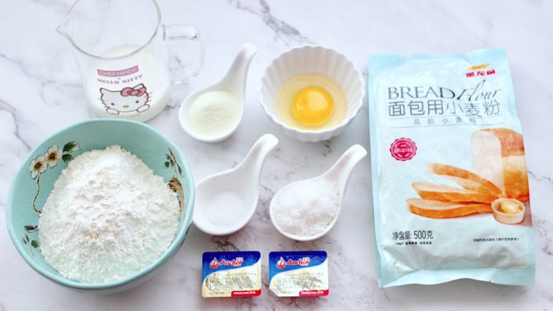 波兰种牛奶吐司,准备好所有的食材,称重备用。