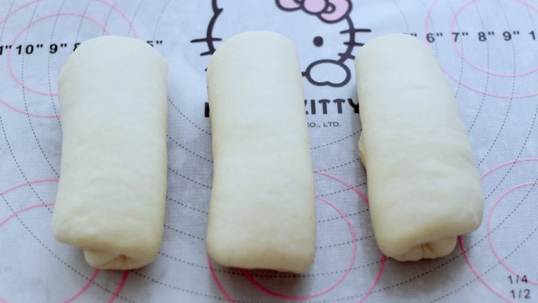 波兰种牛奶吐司,全部卷好后,再次松弛15分钟。