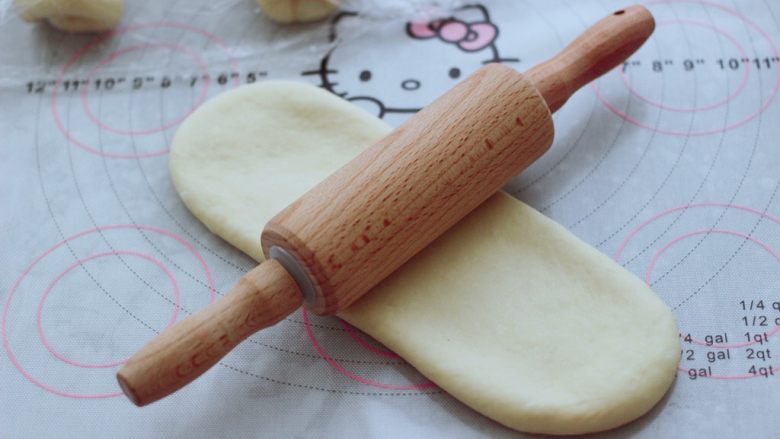 波兰种牛奶吐司,松弛好的面团,再次擀成椭圆形面皮。