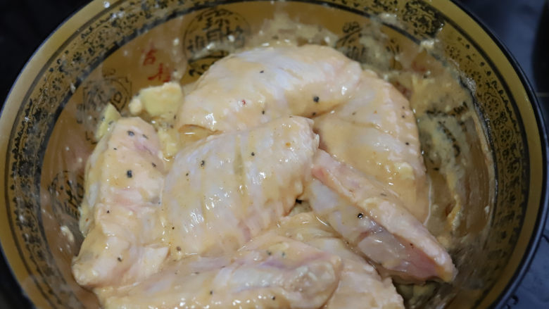 空气炸鸡翅,加入一勺植物油,用手将各种调味料和鸡翅抓匀腌制一个小时。鸡翅表面能裹上一层薄薄的面粉糊最佳,现成的法式黑椒烤肉料里盐和其它配料的用量都搭配好了,比自己乱搭的味道要好,特别像饭店里的鸡翅味道,不要在另外添加盐和其它调味料了。