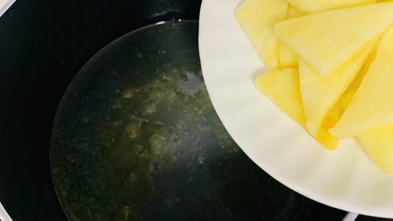 菠萝反转蛋糕,提前将200克的新鲜菠萝,切成0.5厘米厚的块备用。加入菠萝