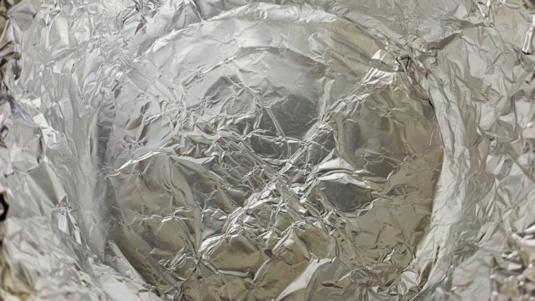 菠萝反转蛋糕,我没有固体模具,所以在六寸戚风模具里铺了一层锡纸。