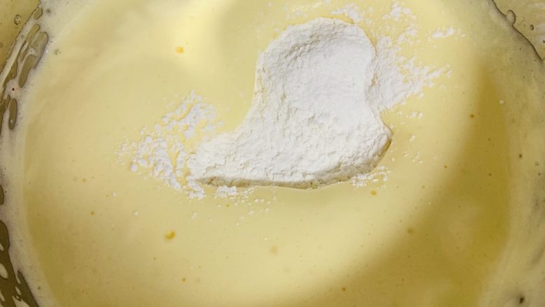 菠萝反转蛋糕,筛入白鲨低筋面粉,用刮刀采用切拌和翻拌手法,混合均匀至无干粉
