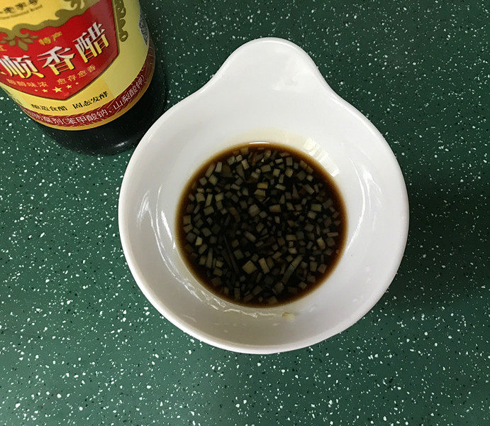 清蒸螃蟹,由于螃蟹性寒凉，搭配姜醋汁一起食用，不仅味美更加鲜美，同时还可祛寒暖胃