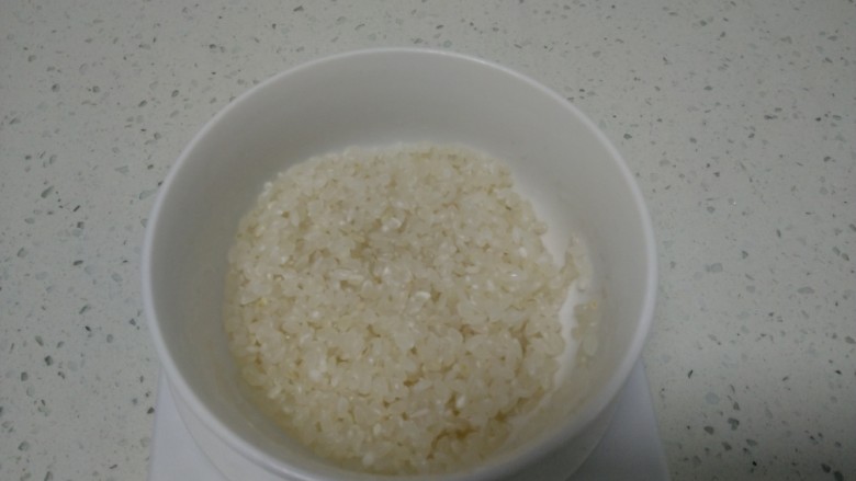南瓜焖饭,加入清水淘洗干净