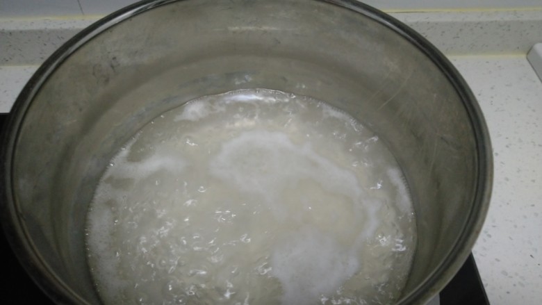 南瓜焖饭,锅中放入适量清水,水开后放入大米,中火煮至断生关火