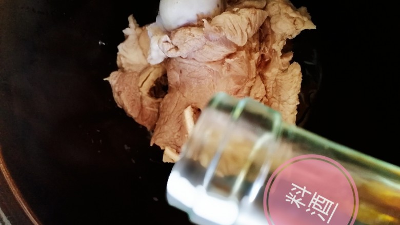 筒骨虫草菇冬瓜汤,放入砂锅内,倒入<a style='color:red;display:inline-block;' href='/shicai/ 718'>料酒</a>。