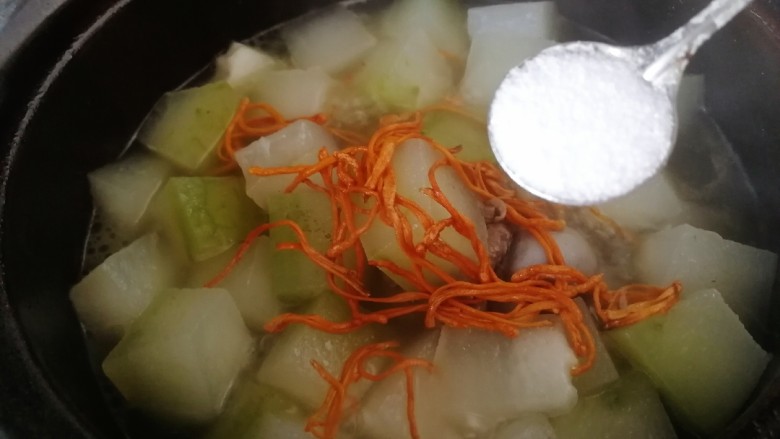 筒骨虫草菇冬瓜汤,放入虫草菇,加一勺盐。煮8分钟。