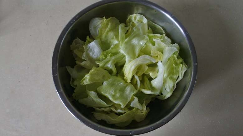 烤香肠蔬菜沙拉,西生菜和苦菊洗净,切成小块