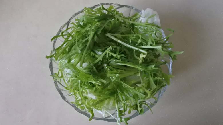 烤香肠蔬菜沙拉,把蔬菜放入沙拉碗中