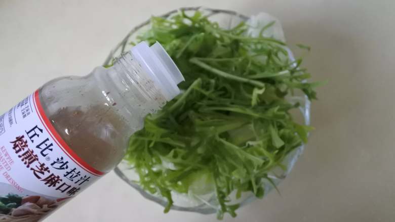 烤香肠蔬菜沙拉,挤上沙拉汁