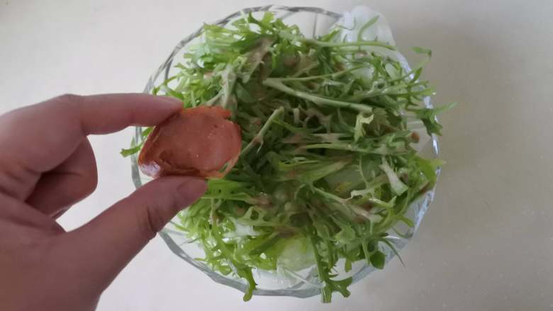 烤香肠蔬菜沙拉,放上切好的香肠即可