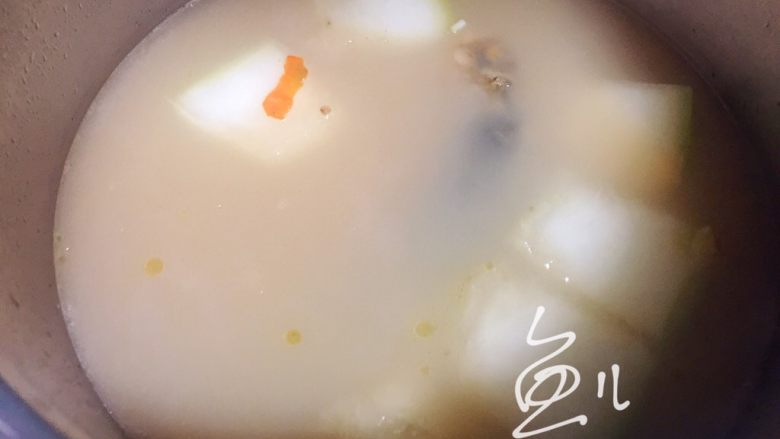 冬瓜鲫鱼汤,汤已经是奶白色,熄火