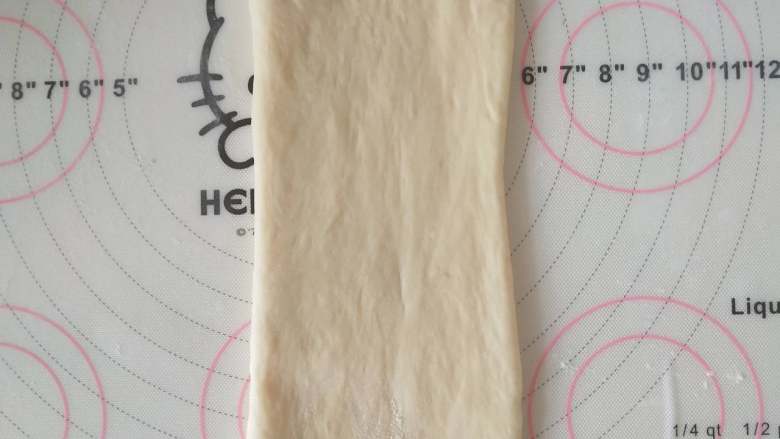 酸奶土司,8、取一个面团擀开,翻面,压薄底边、