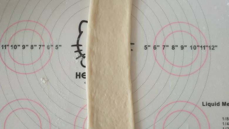 酸奶土司,10、再将面团擀开。
