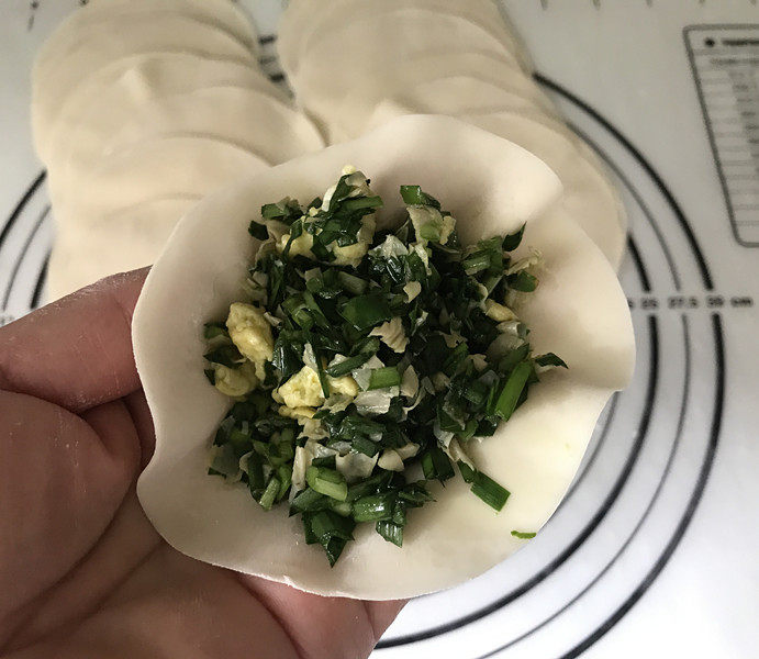 韭菜鸡蛋豆腐皮包,放上多些的馅料,也可在面皮边缘抹少许清水更好粘连