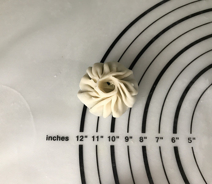 韭菜鸡蛋豆腐皮包,捏褶包包子,不会捏褶子,捏成饺子形状也可以