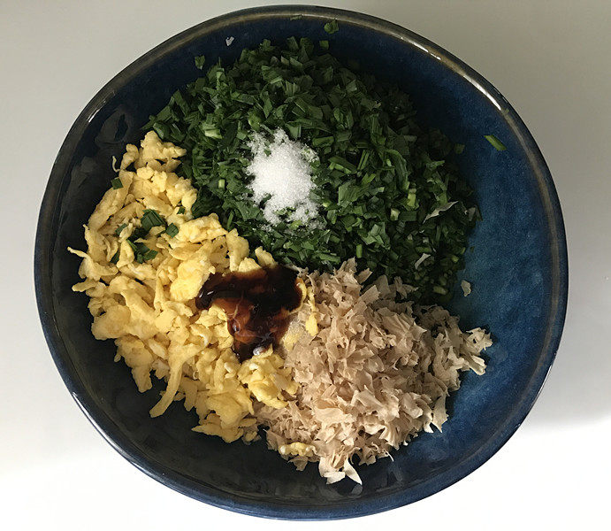 韭菜鸡蛋豆腐皮包,接着在碗中加入食盐、<a style='color:red;display:inline-block;' href='/shicai/ 721'>蚝油</a>和熟油,搅拌均匀,再根据自家口味尝下咸淡