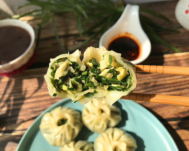 韭菜鸡蛋豆腐皮包,皮簿馅多，实在太好吃了