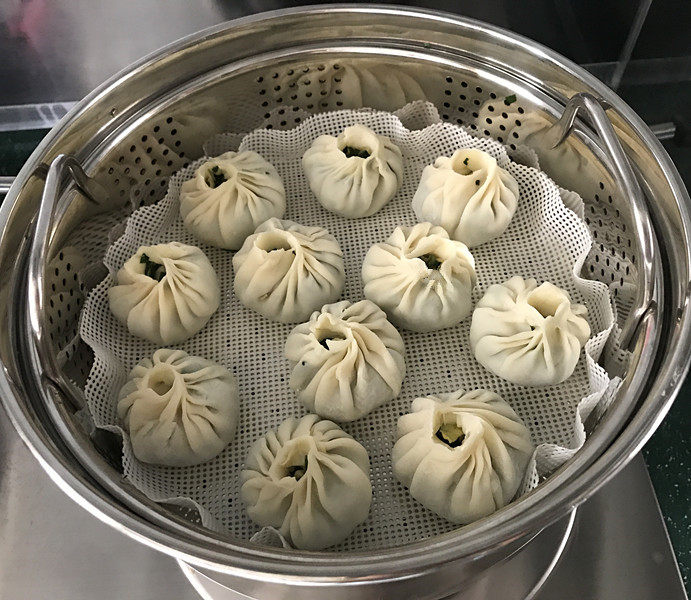韭菜鸡蛋豆腐皮包,包好后不用二次饧发,锅里烧开水,直接把蒸屉放进去,加盖中大火蒸8~10分钟