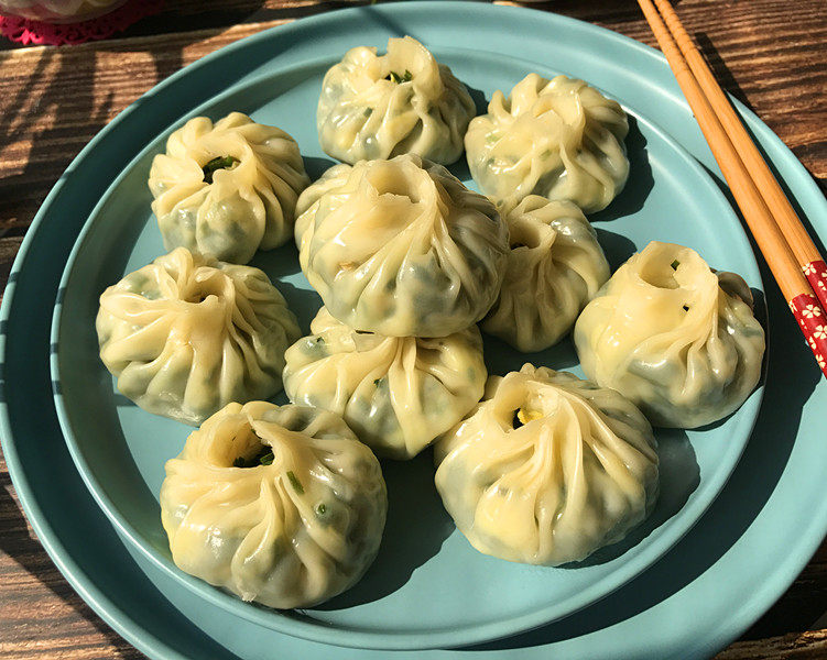 韭菜鸡蛋豆腐皮包,个个饱满,光亮透明
