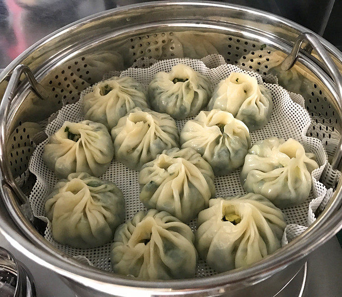 韭菜鸡蛋豆腐皮包,时间到关火,打开锅盖